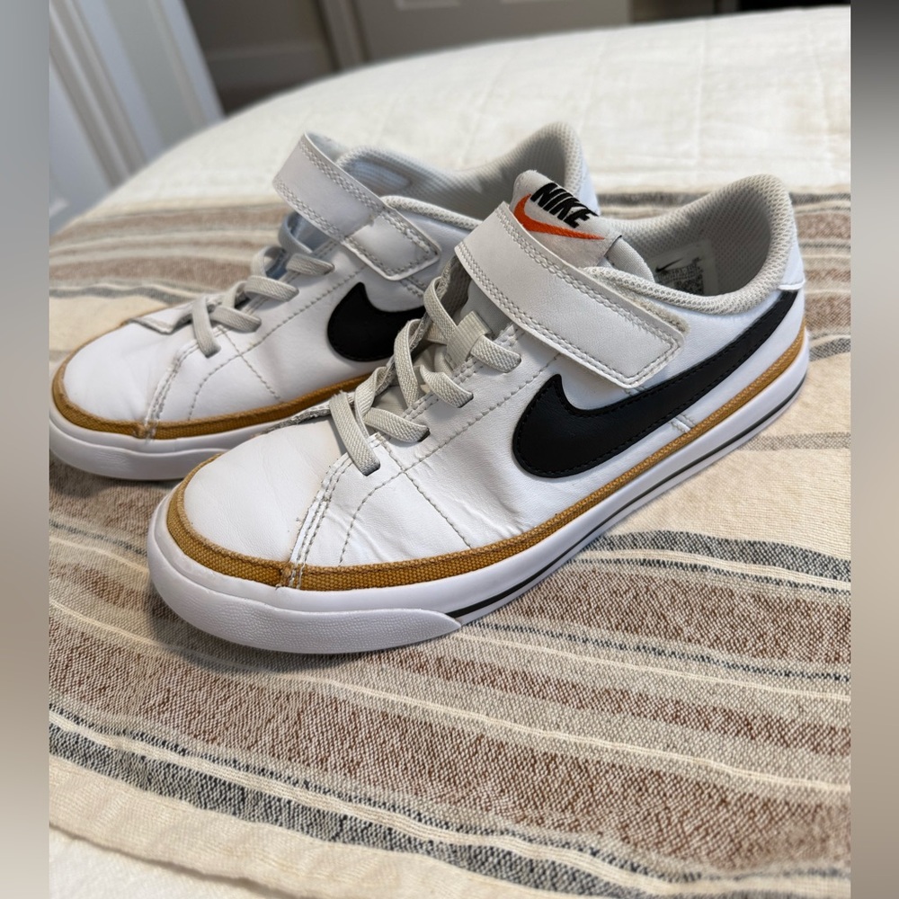 Nike White and Black Sneakers with Classic Low-Top Design